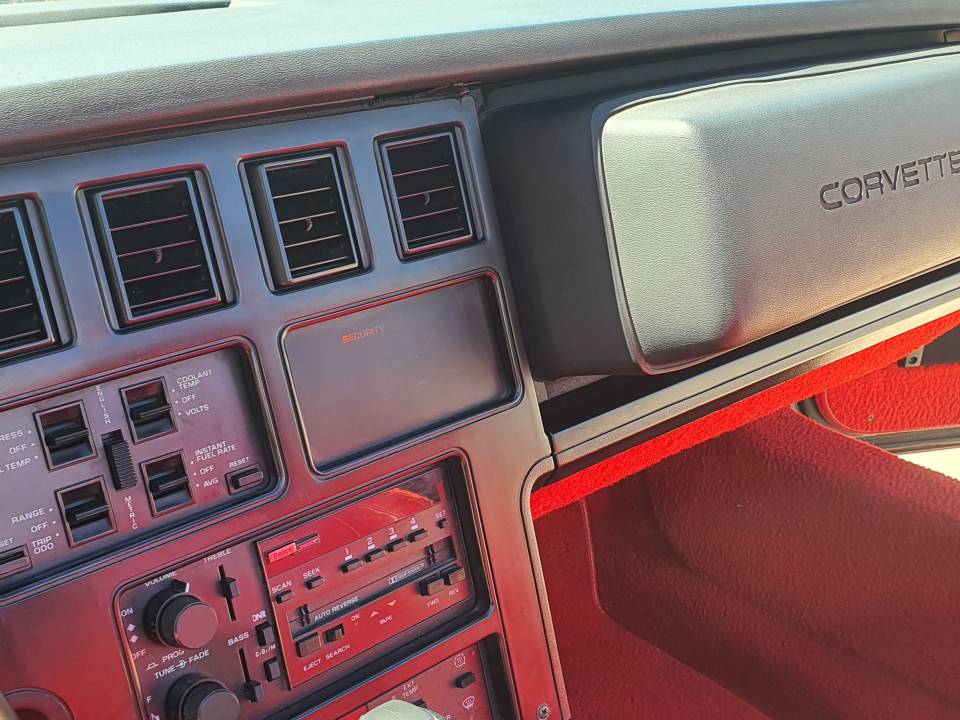 Image 37/47 of Chevrolet Corvette Convertible (1987)