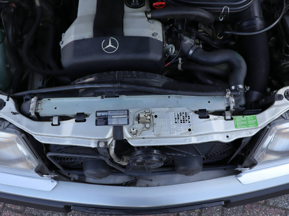 Image 36/39 of Mercedes-Benz 300 CE-24 (1992)