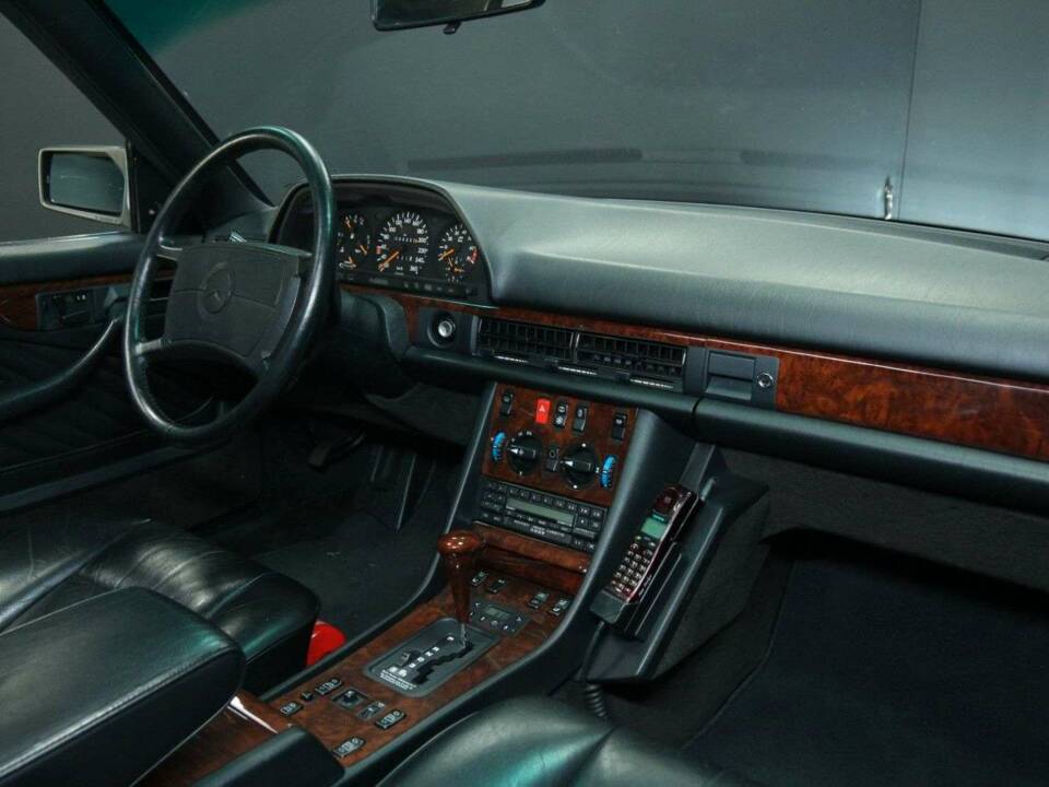 Immagine 23/50 di Mercedes-Benz 560 SEC (1990)