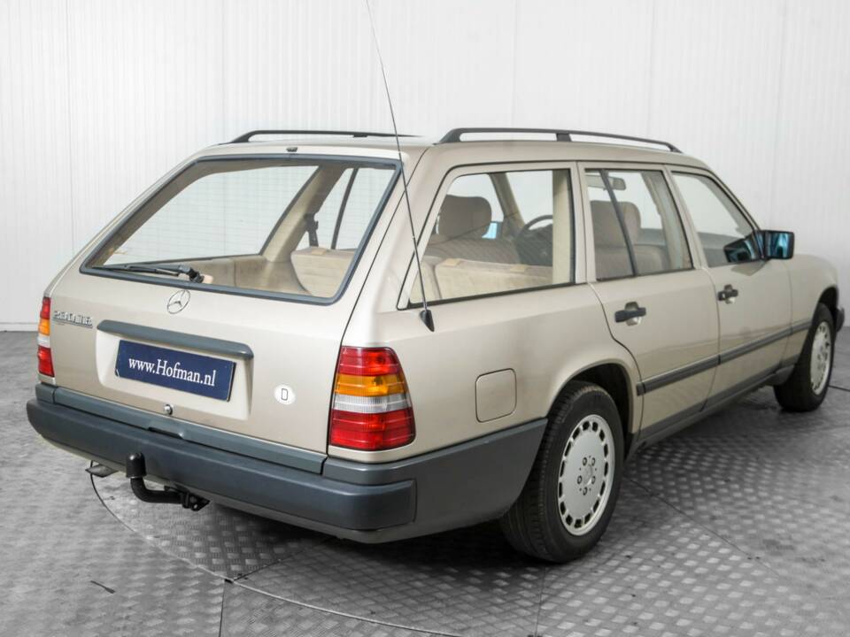 Bild 26/50 von Mercedes-Benz 230 TE (1987)
