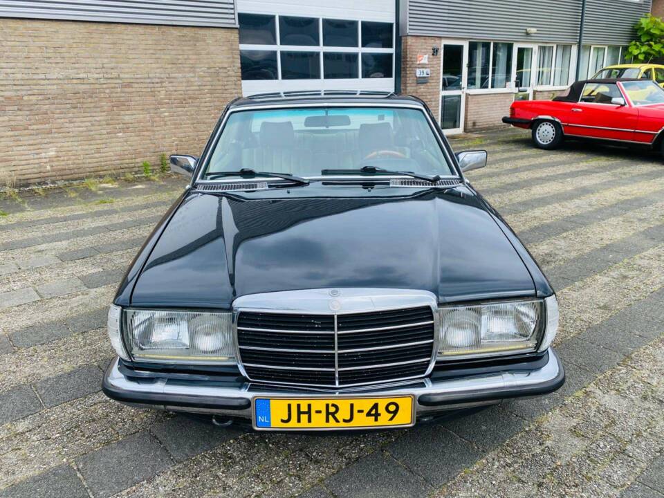 Image 3/50 of Mercedes-Benz 230 C (1980)