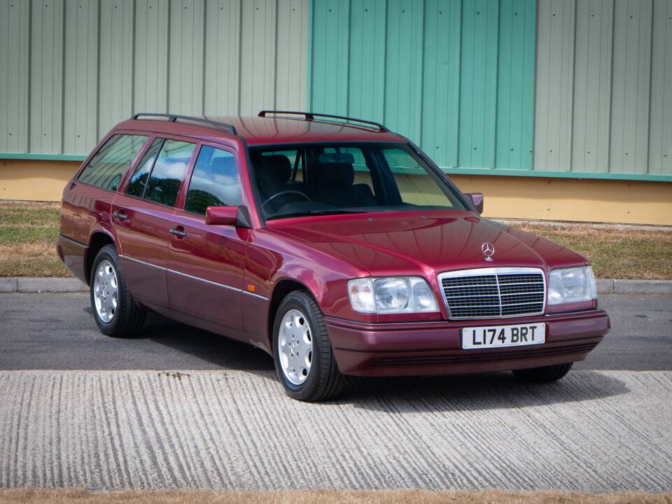 Bild 1/28 von Mercedes-Benz E 320 T (1993)
