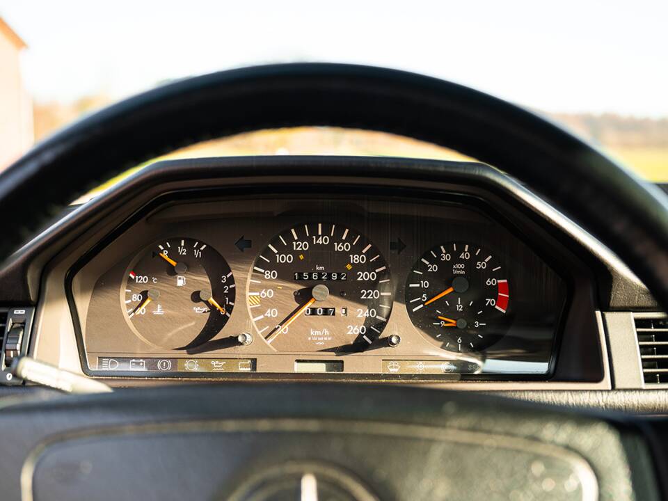 Bild 28/38 von Mercedes-Benz 500 E (1991)