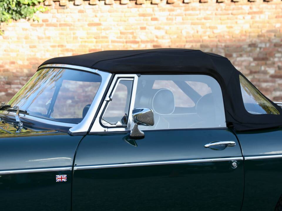 Image 20/50 of MG MGB (1974)