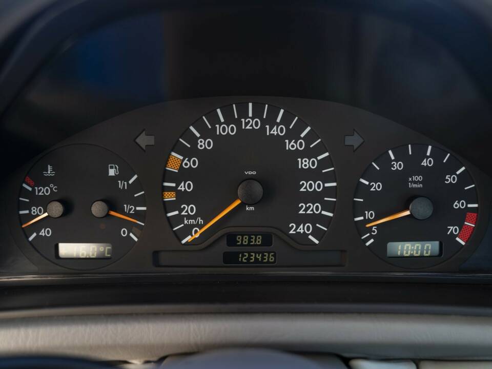 Image 44/50 of Mercedes-Benz CLK 200 (1997)