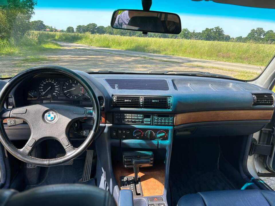 Image 19/33 de BMW 735i (1990)