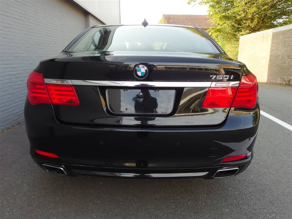 Image 8/95 of BMW 750i (2009)