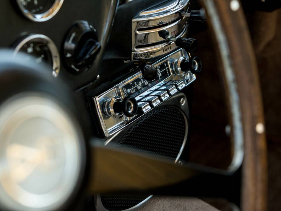 Immagine 24/36 di Aston Martin DB 6 Mk II (1970)