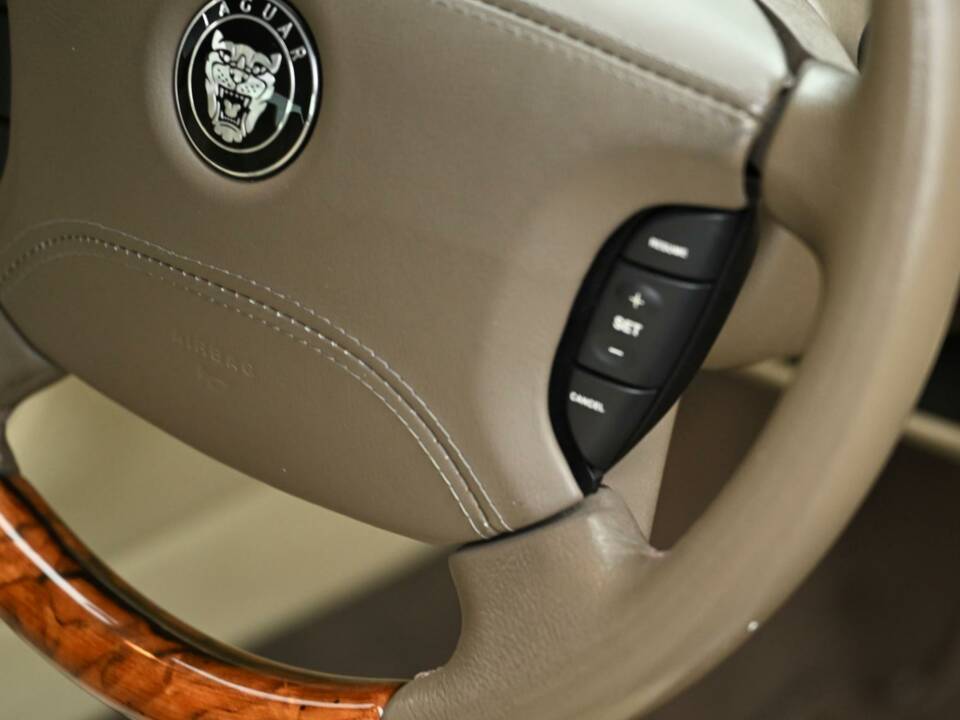 Image 30/50 of Jaguar XJ 8 4.2 (2007)