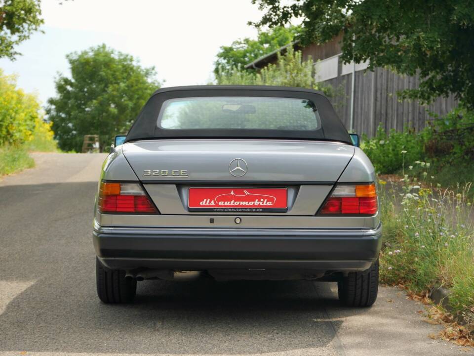 Image 46/50 de Mercedes-Benz 320 CE (1994)