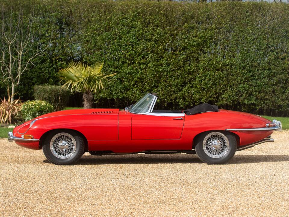 Image 2/50 de Jaguar E-Type (1967)