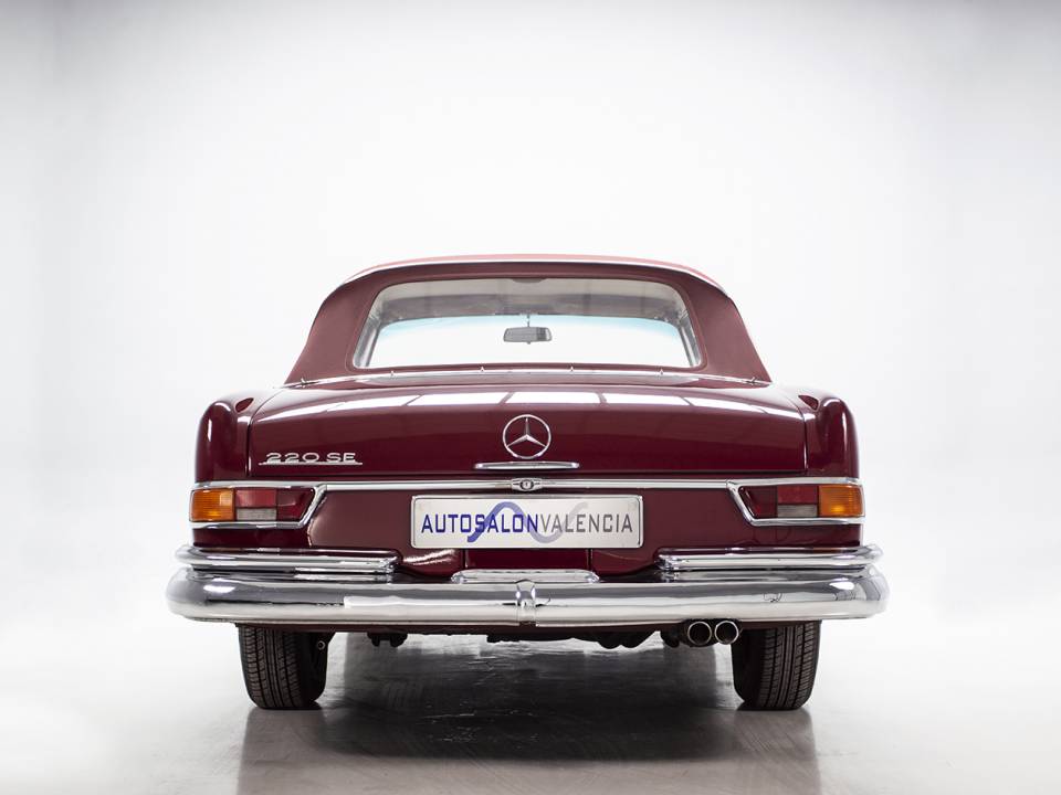 Image 11/46 de Mercedes-Benz 220 SE b (1965)