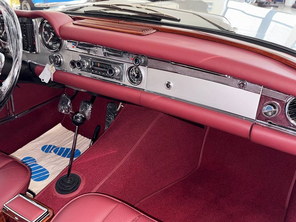 Image 15/24 of Mercedes-Benz 280 SL (1968)