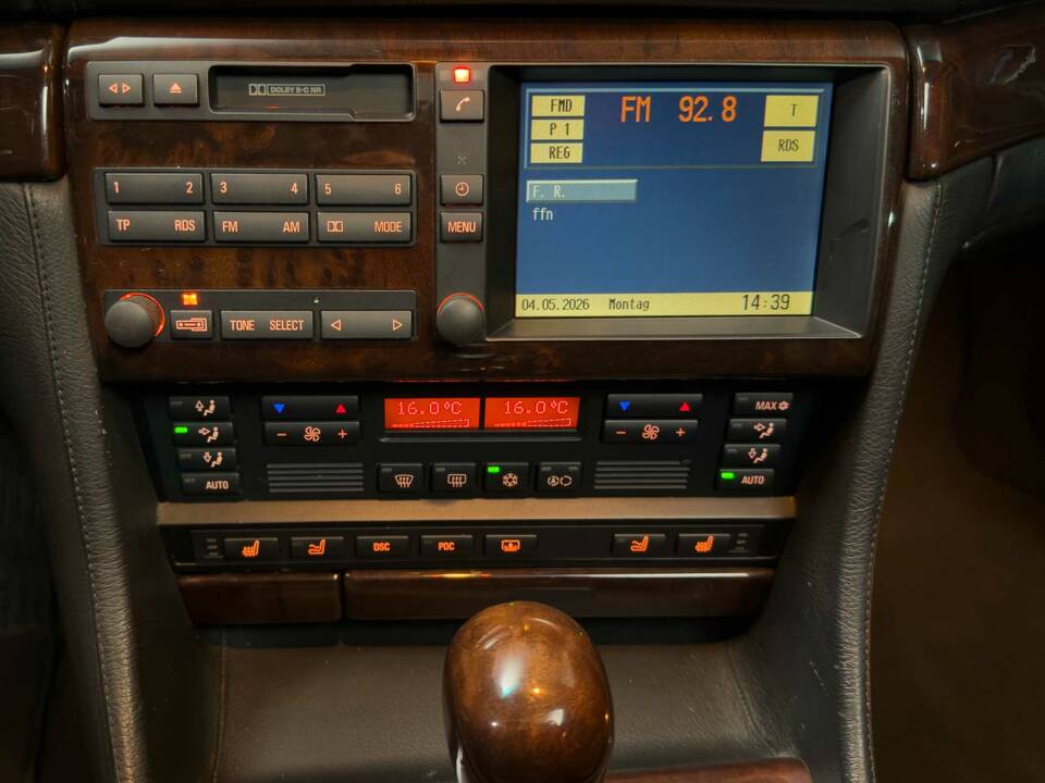 Image 25/41 of BMW 750i (2000)