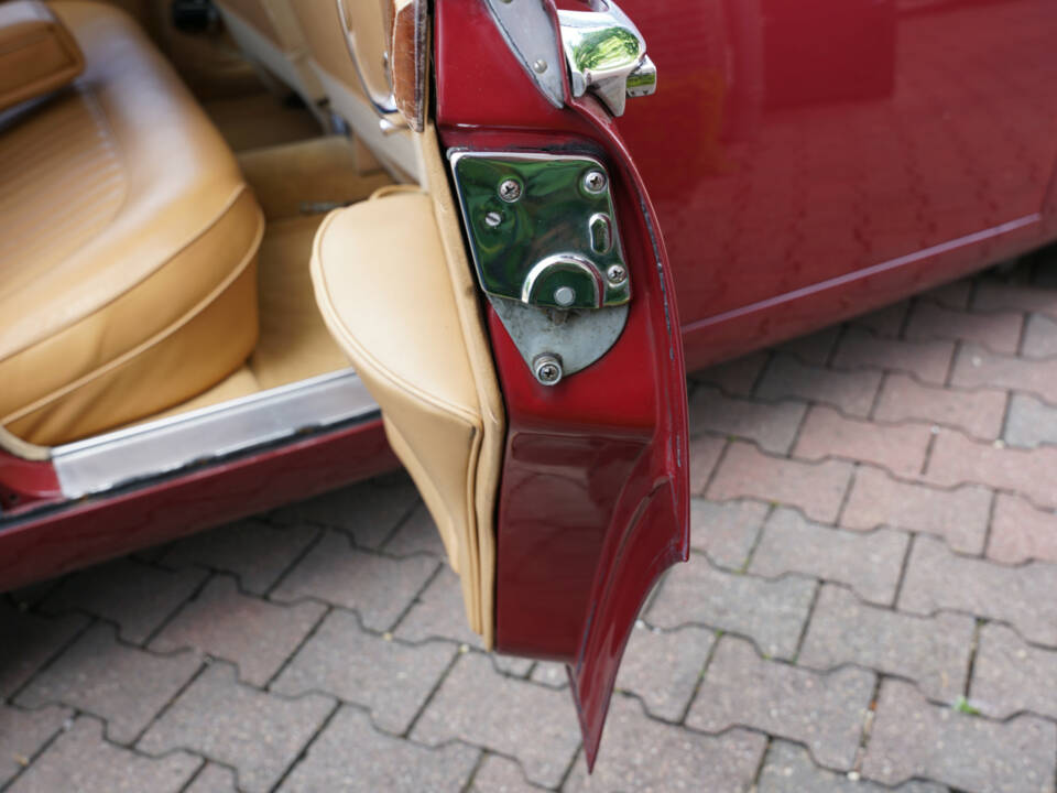 Image 48/50 of Jaguar Mk II 2.4 (1962)