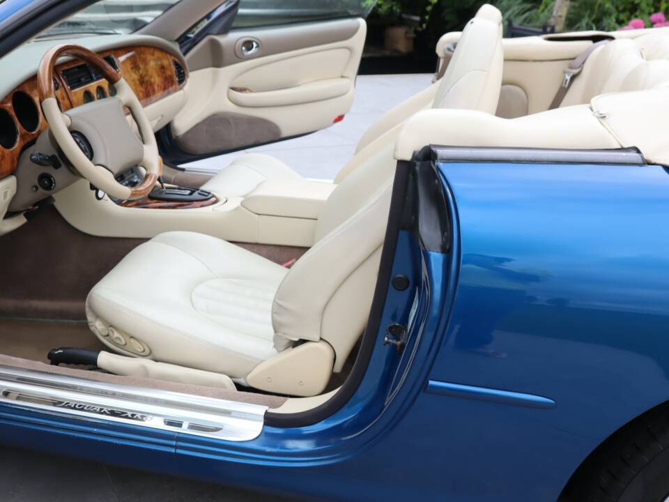 Image 3/50 de Jaguar XK8 4.0 (1997)