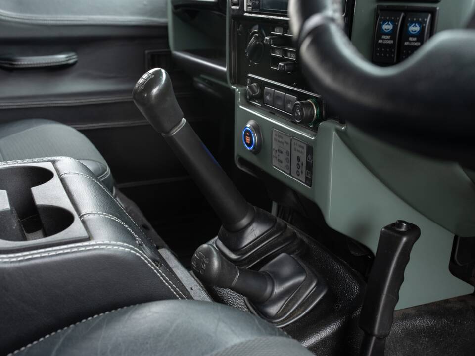 Image 8/50 de Land Rover Defender 110 Crew Cab SE (2010)