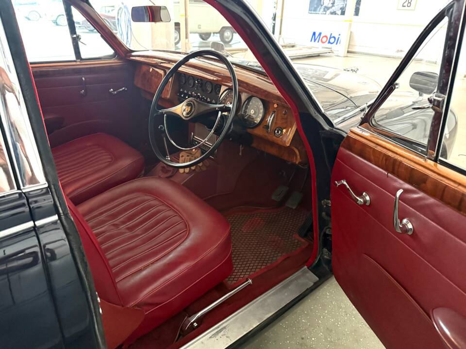 Image 15/22 of Jaguar 240 (1968)