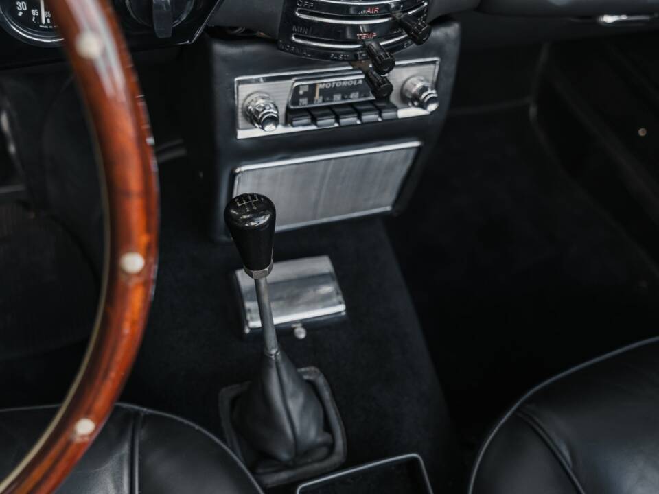 Image 30/33 of Aston Martin DB 5 Volante (1964)