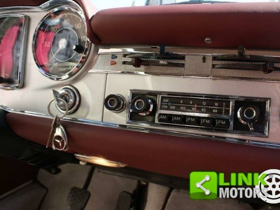 Image 13/50 of Mercedes-Benz 230 SL (1967)