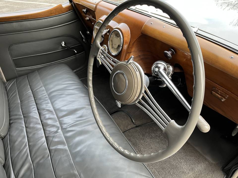 Image 4/16 of Triumph 2000 Roadster (1949)