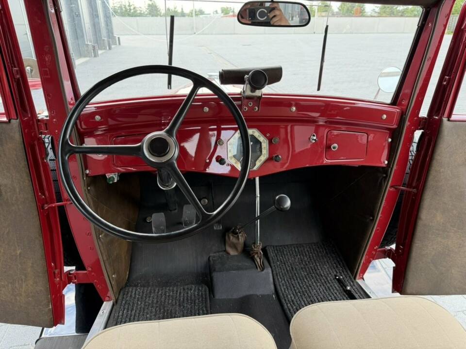 Image 2/8 of Renault Monaquatre (1934)