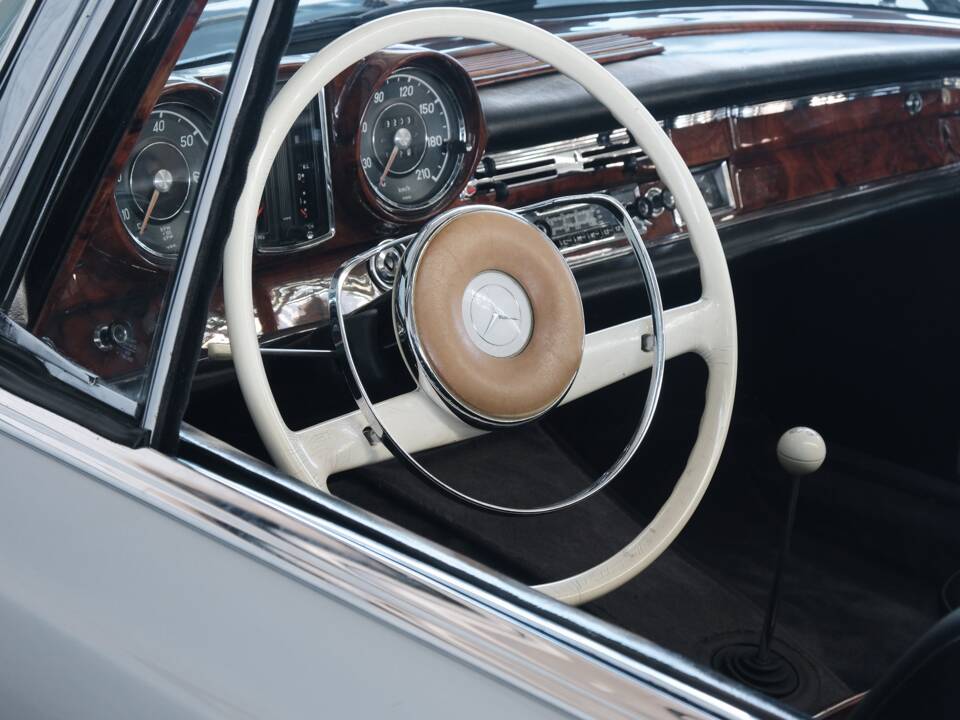 Image 13/49 of Mercedes-Benz 220 SE b (1962)