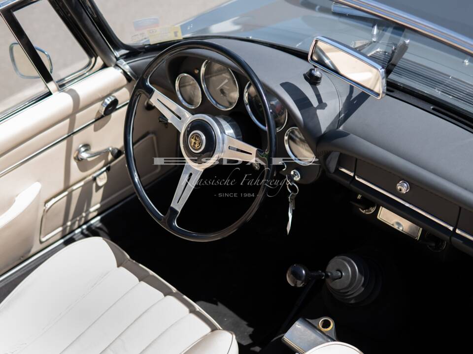 Image 18/31 of Alfa Romeo 2600 Spider (1963)