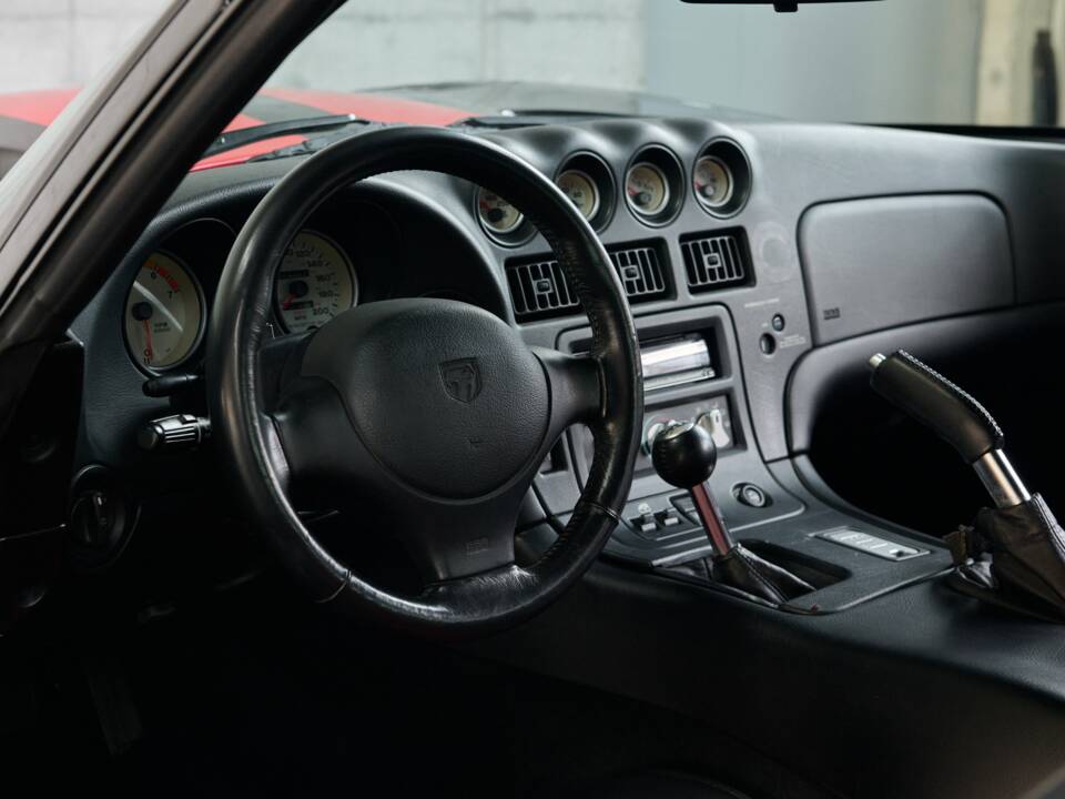 Image 44/50 of Dodge Viper GTS (2005)