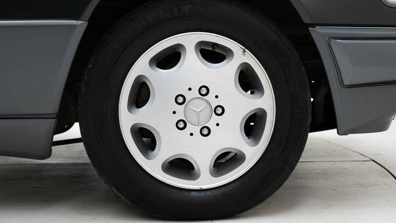 Bild 11/15 von Mercedes-Benz E 220 (1994)