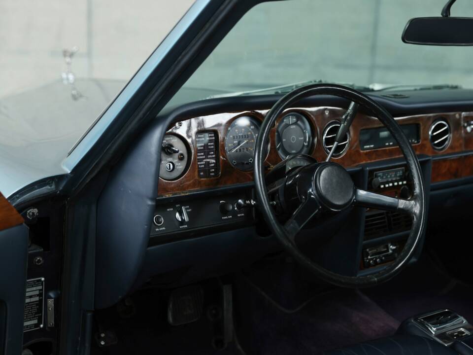 Image 18/48 of Rolls-Royce Corniche I (1980)