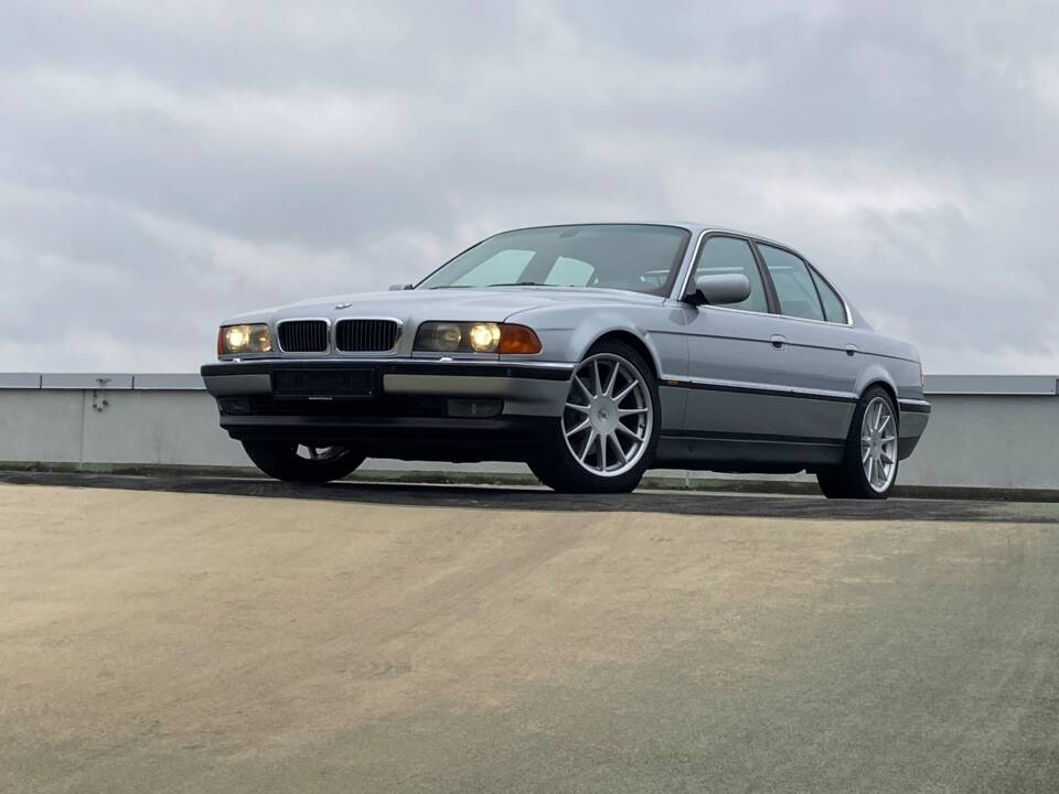 Image 2/9 of BMW 750i (1997)