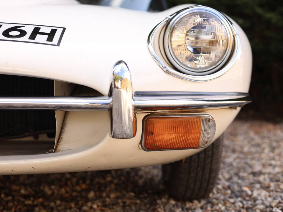 Image 25/50 de Jaguar Type E (2+2) (1970)