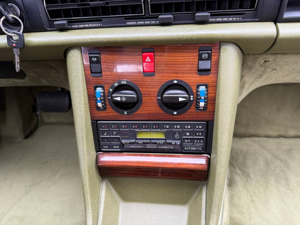Image 19/34 of Mercedes-Benz 380 SE (1980)