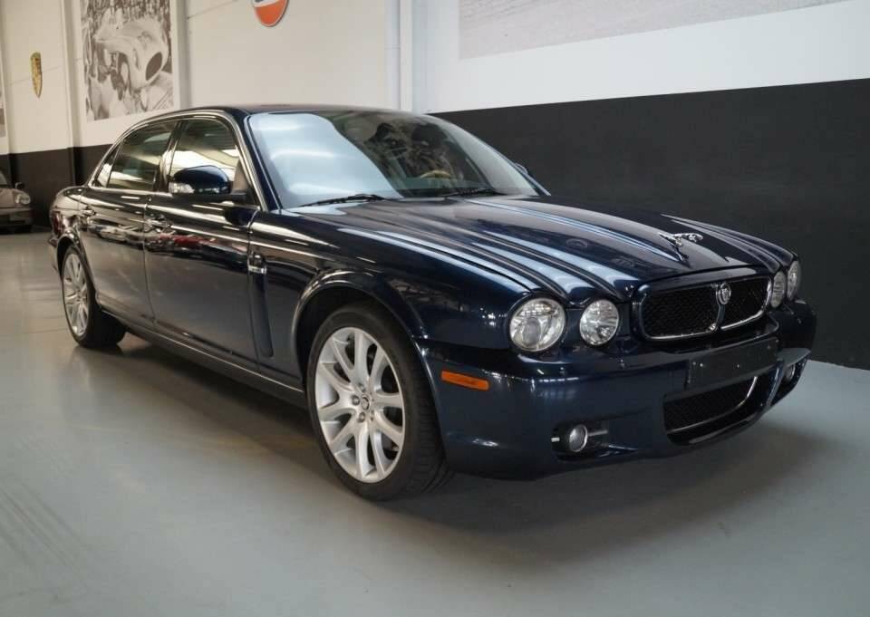 Imagen 2/50 de Jaguar XJ 8 4.2 (2008)