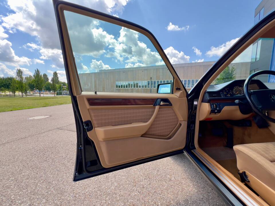 Immagine 24/36 di Mercedes-Benz 300 E 4-Matic (1989)