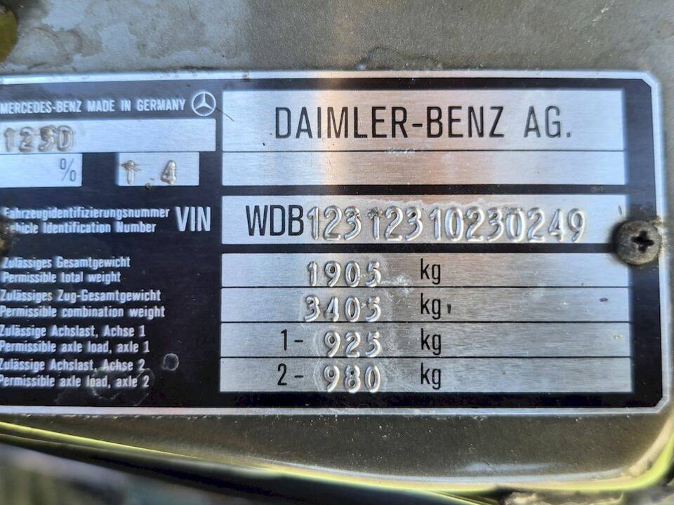 Image 71/71 of Mercedes-Benz 240 D (1980)