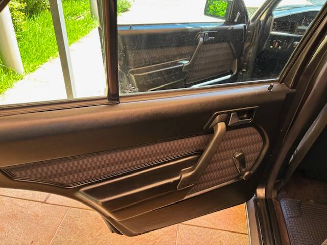 Bild 25/37 von Mercedes-Benz 190 E 2.0 (1991)