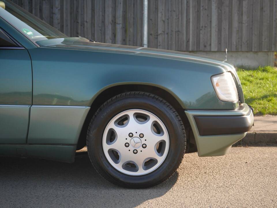 Bild 25/30 von Mercedes-Benz 300 CE-24 (1992)