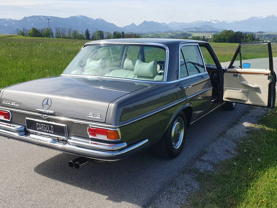 Image 13/38 of Mercedes-Benz 300 SEL 6.3 (1970)