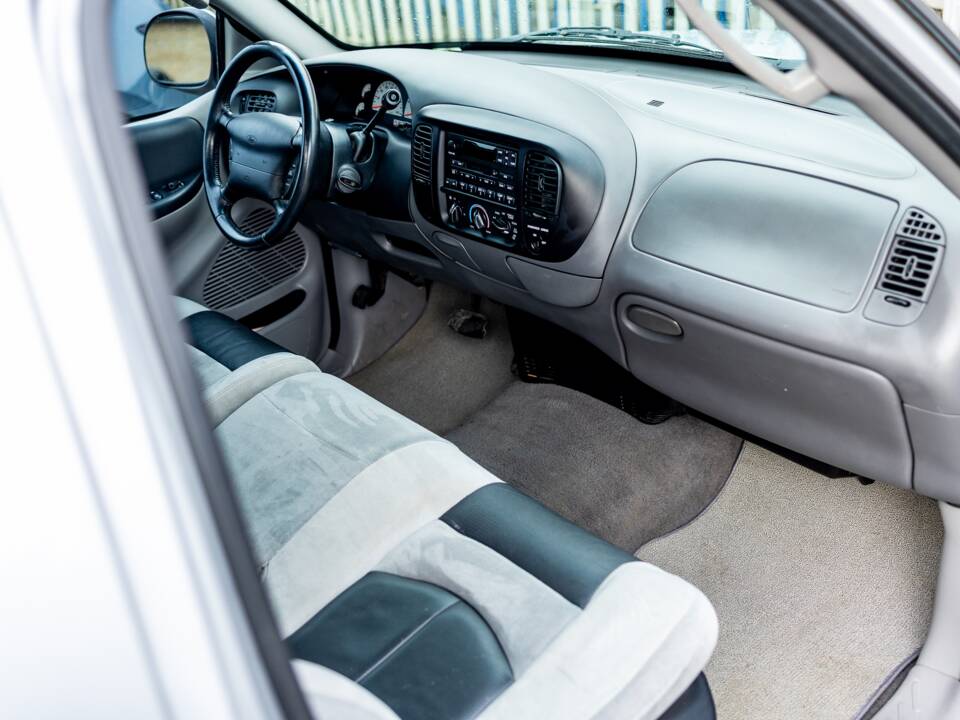 Image 44/50 of Ford F-150 SVT Lightning (2002)