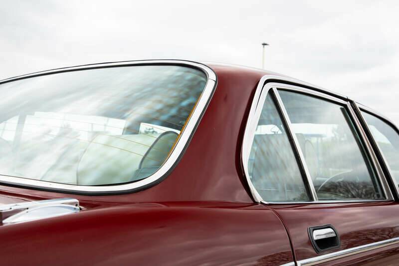 Image 42/50 of Daimler Double Six (1983)