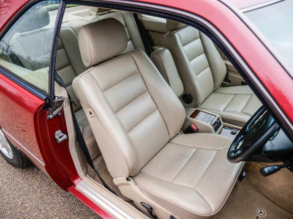 Immagine 32/47 di Mercedes-Benz E 220 (1995)