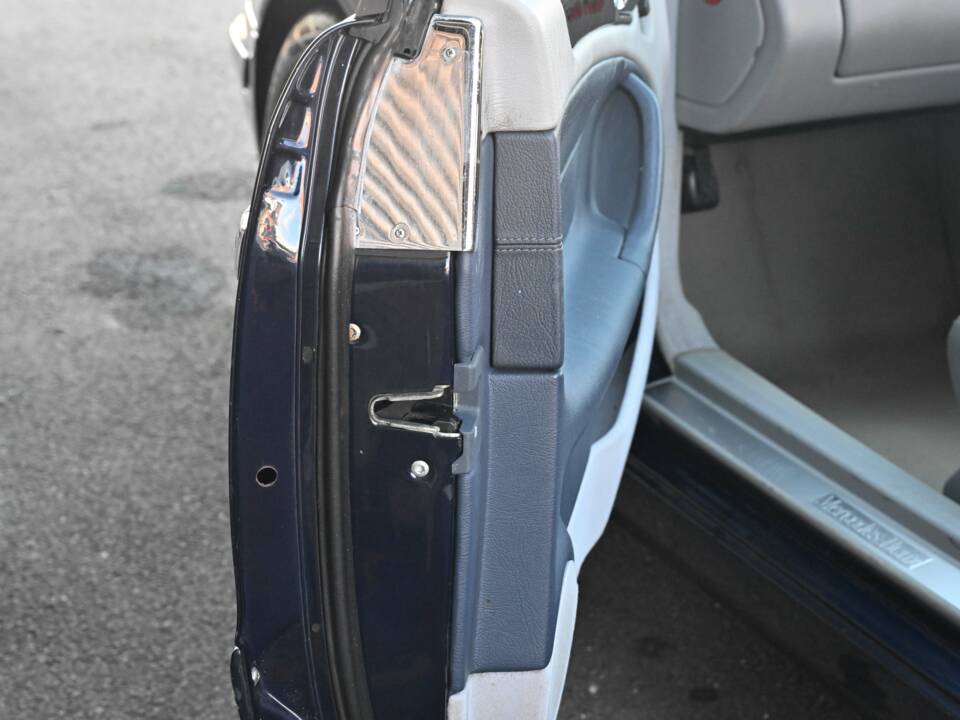 Image 33/50 of Mercedes-Benz CLK 230 Kompressor (2002)
