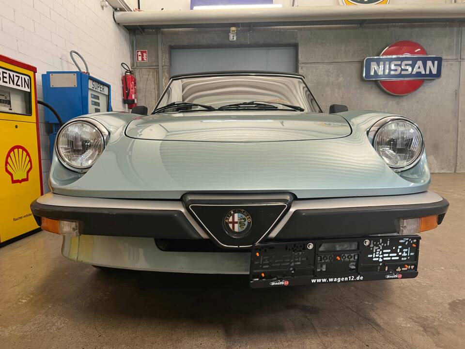 Immagine 3/20 di Alfa Romeo 2.0 Spider (1983)