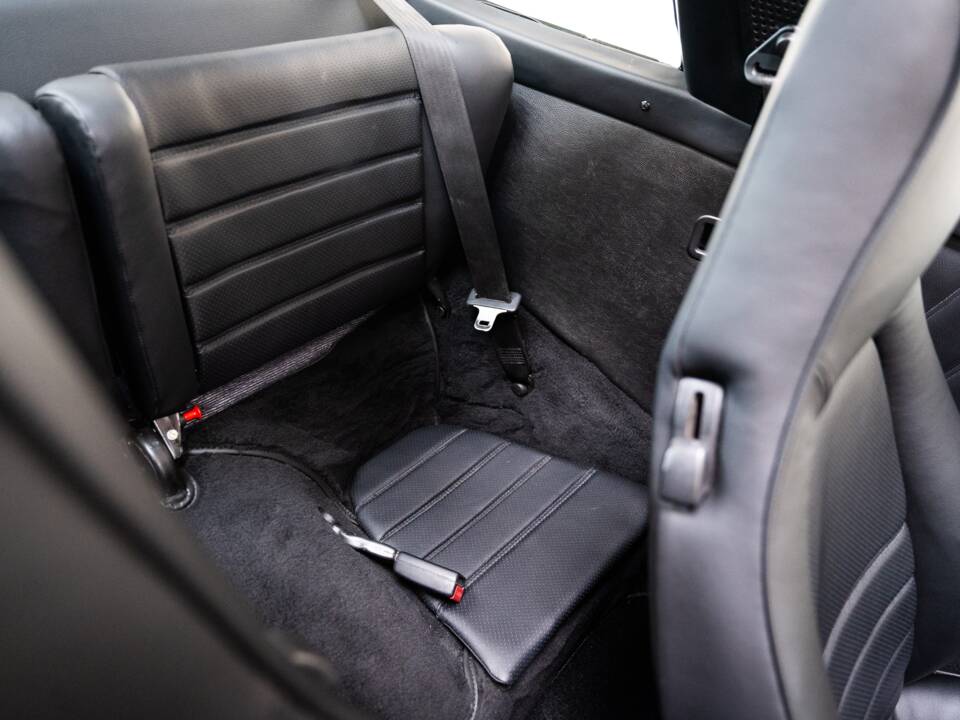 Image 16/31 of Porsche 911 Carrera 3.2 (1988)