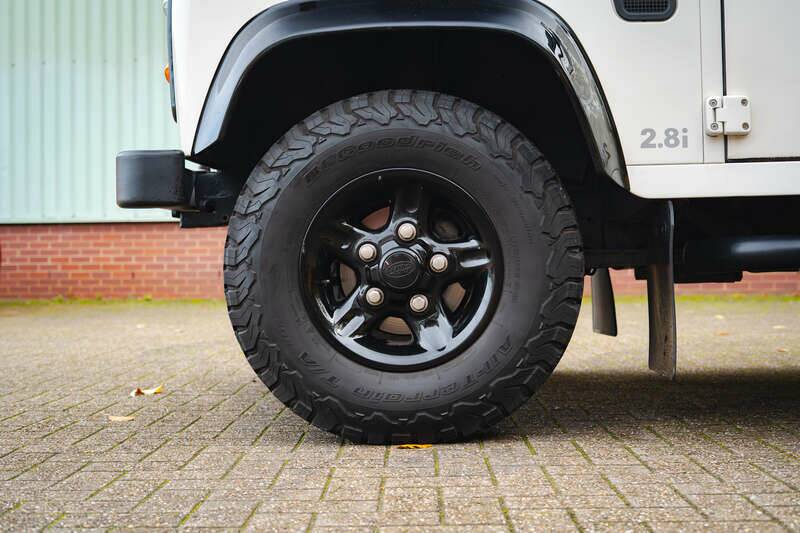 Image 13/41 of Land Rover Defender 90 "50th Anniversary" (1999)