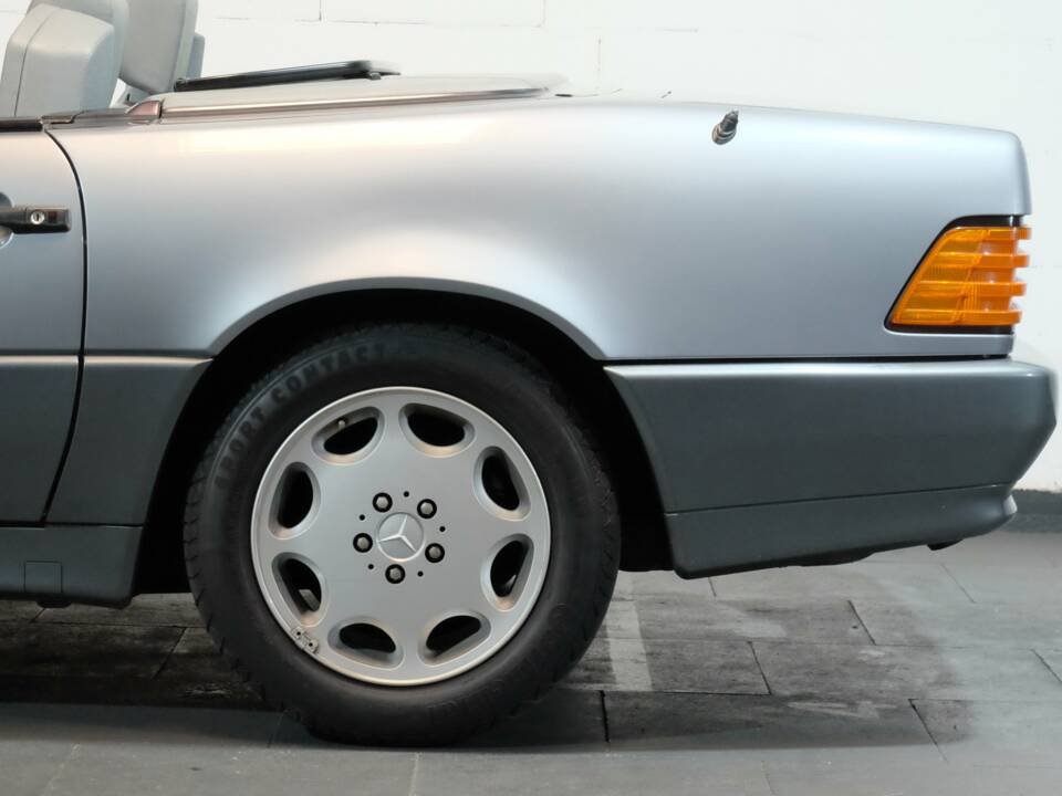 Image 28/34 of Mercedes-Benz 500 SL (1991)