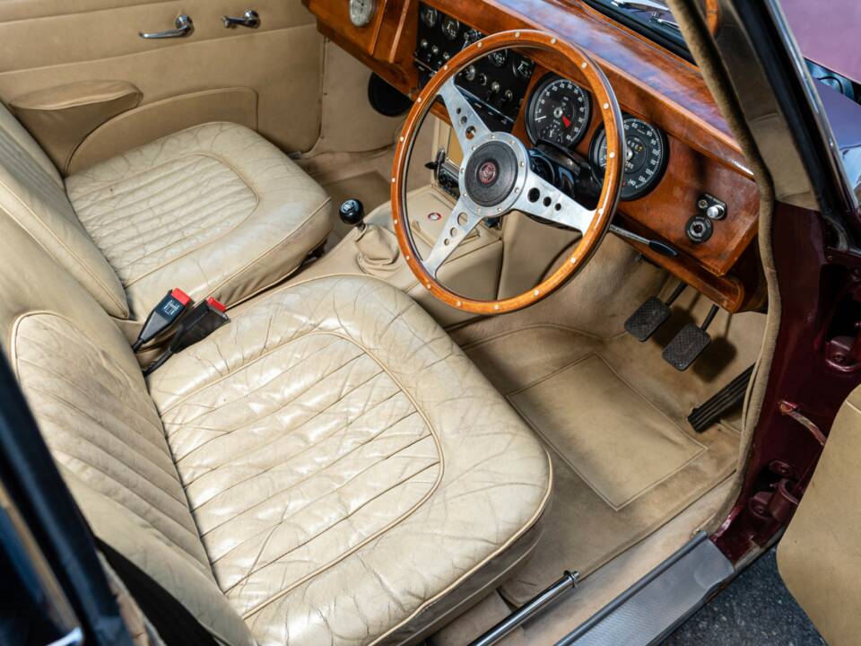 Image 2/49 of Jaguar Mk II 3.4 (1967)