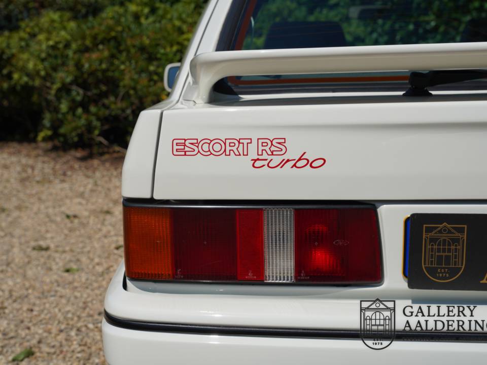 Image 37/50 de Ford Escort turbo RS (1989)